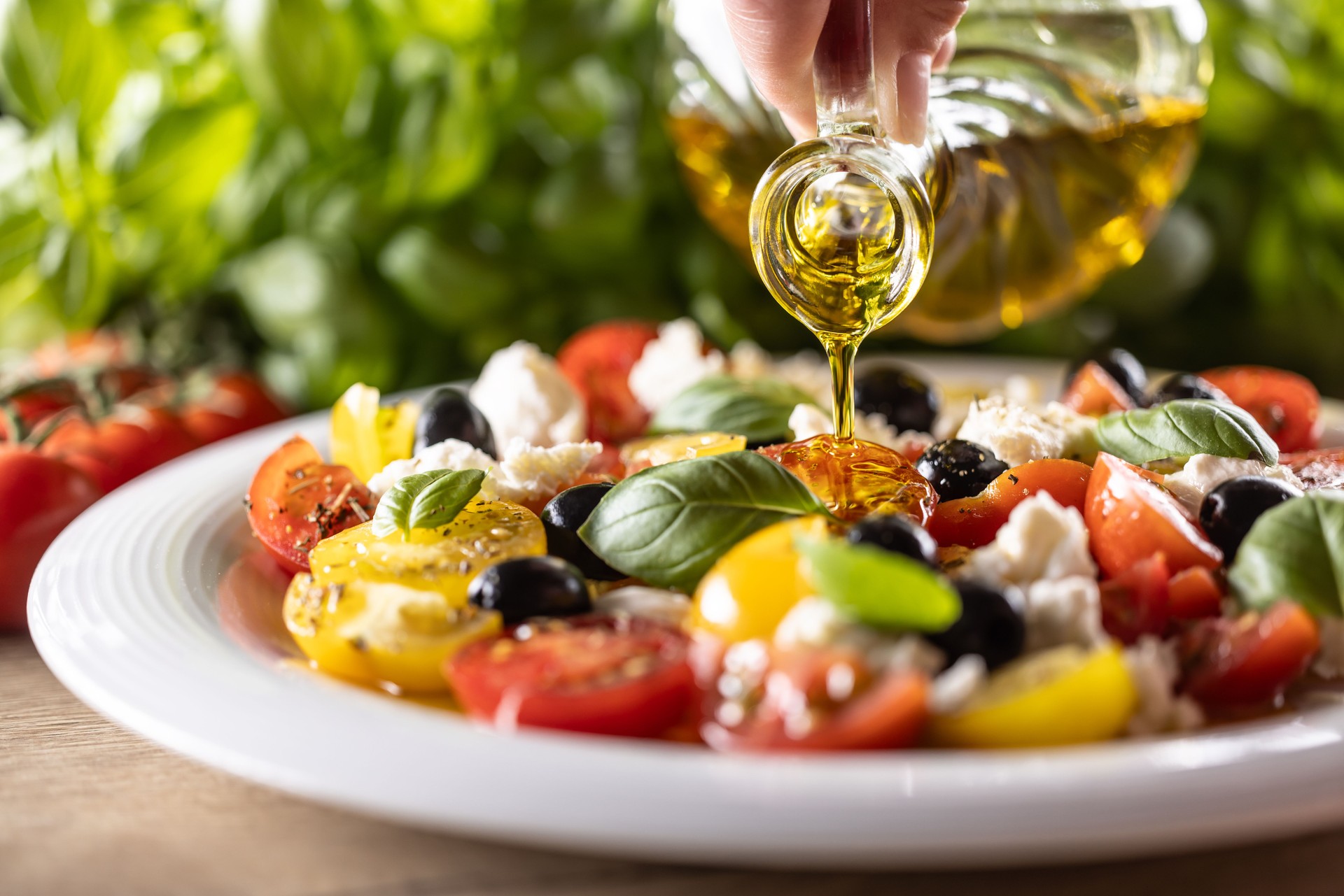 L'insalata caprese è oliata con olio d'oliva.