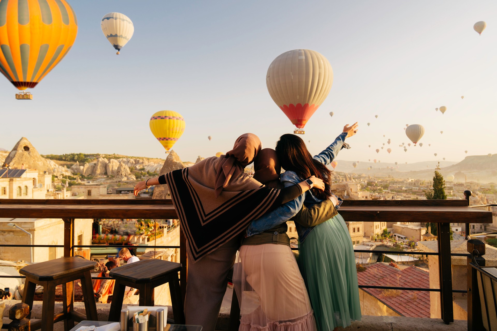 Amicizia femminile che gode la loro vacanza in Cappadocia