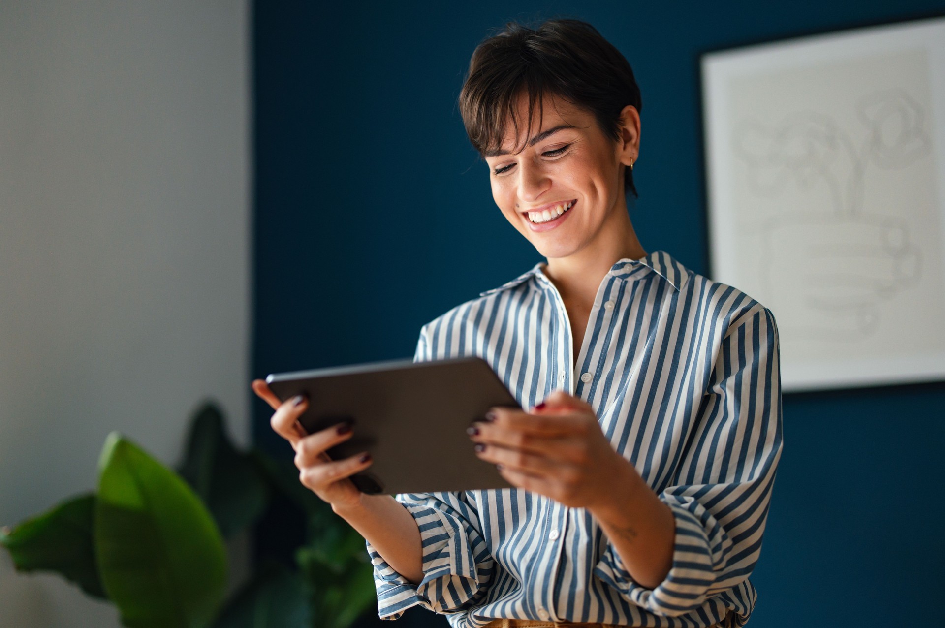 Ritratto di una bella donna d'affari moderna che usa il tablet nel suo ufficio